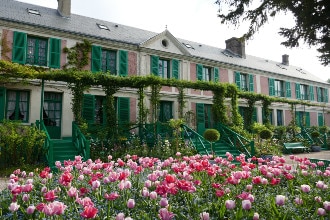 la casa di Monet, facciata, con scorcio sul giardino, Giverny, Normandia