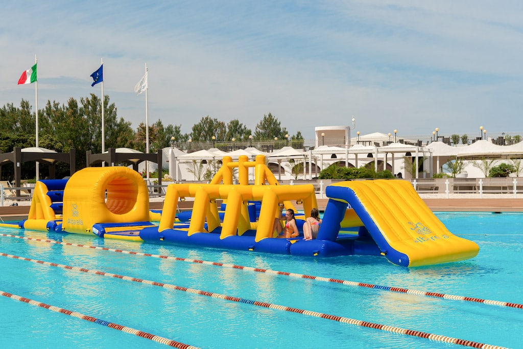 Residence Albarella, piscina esterna con giochi