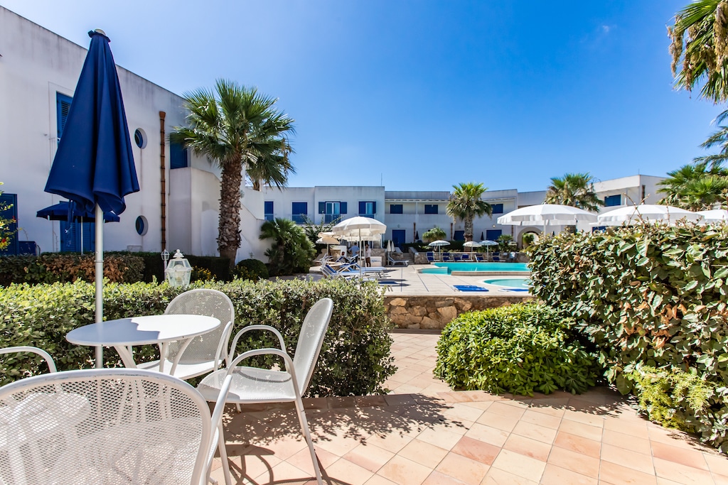 Resort Cala La Luna a Favignana in Sicilia, terrazza bilocale con vista sulla piscina