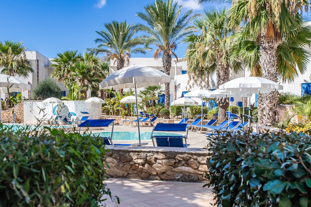 Resort Cala La Luna a Favignana in Sicilia, terrazzo del quadrilocale con vista su piscina