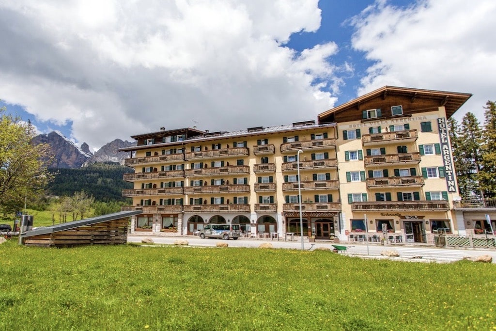 Hotel Villa Argentina a Cortina d'Ampezzo, esterno struttura in estate