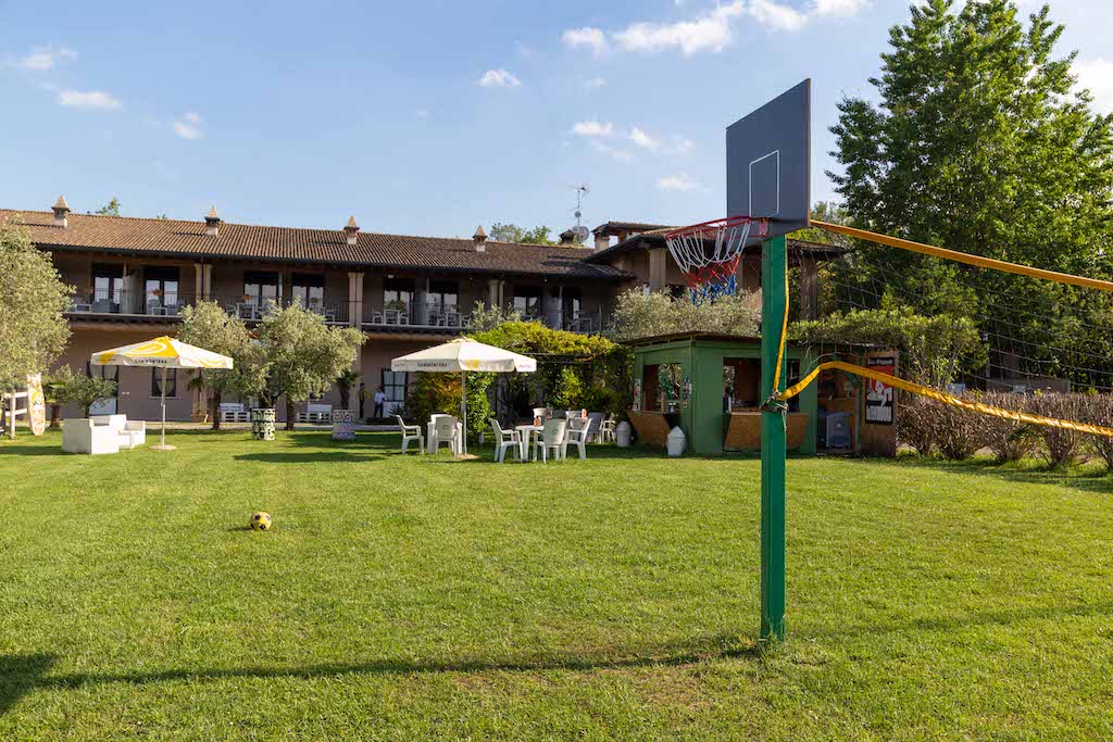 Agriturismo B&B Cascina Reciago sul Lago di Garda, parco giochi con canestro da basket