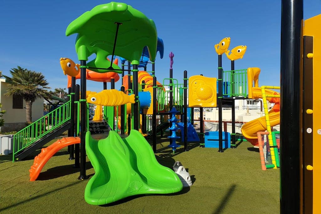 Villaggio per bambini Gargano, Arianna Club Hotel & Appartamenti, parco giochi con scivoli colorati