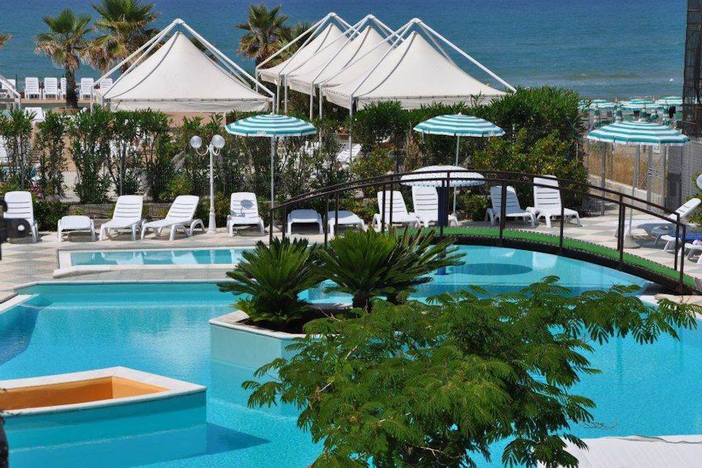 Villaggio per bambini Gargano, Arianna Club Hotel & Appartamenti, piscina del residence con vista mare