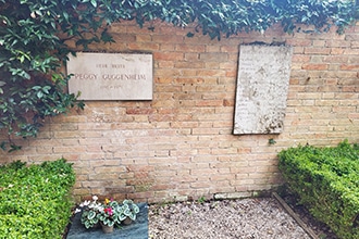 Peggy Guggenheim Collection di Venezia, tomba di Peggy e dei cagnolini