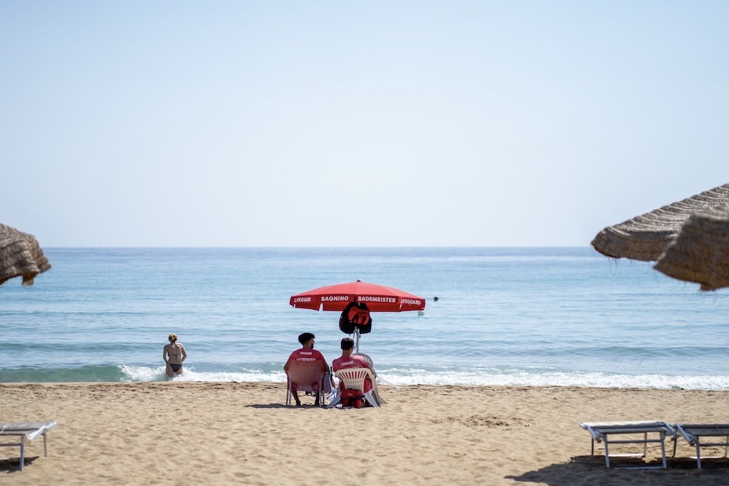 Aqua Green Resort a Noto in Sicilia, spiaggia con bagnini