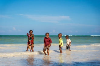 Spiaggia a Zanzibar in Tanzania con bambini del posto