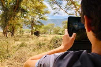 Safari fotografico in Tanzania, bambino davanti a elefante