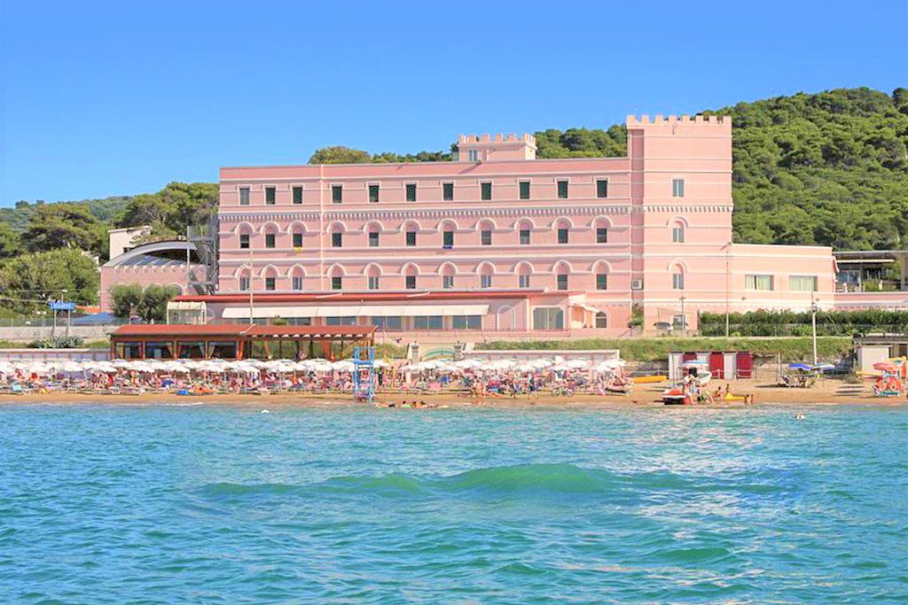 Family Hotel Sole a San Menaio sul Gargano, esterno fronte mare