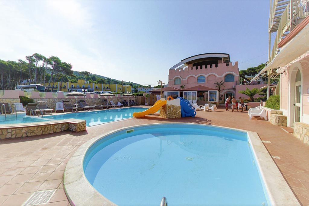 Family Hotel Sole a San Menaio sul Gargano, piscine