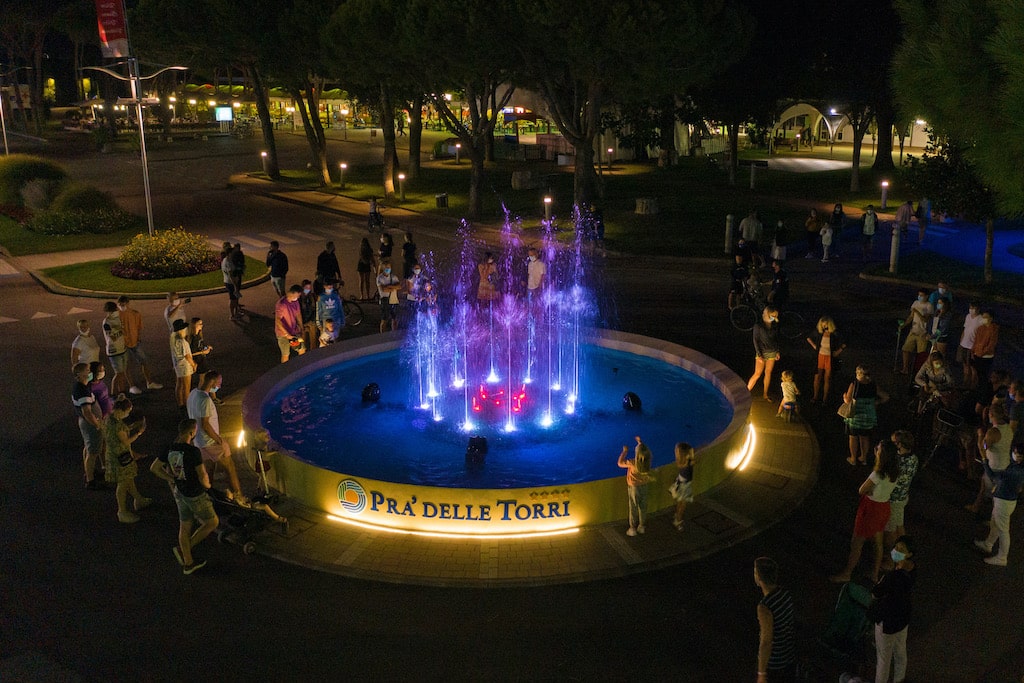 Centro Vacanze Pra' delle Torri a Caorle, piazza con fontana