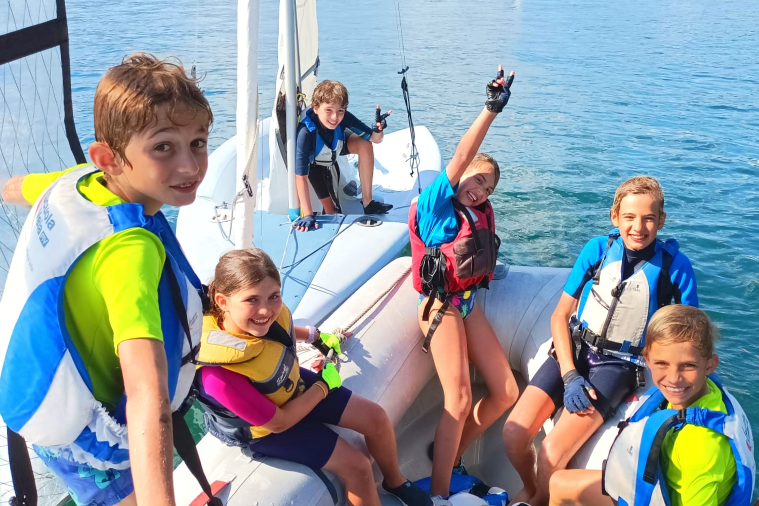 Attività di vela al campus estivo per bambini Orza Minore, Lago di Como
