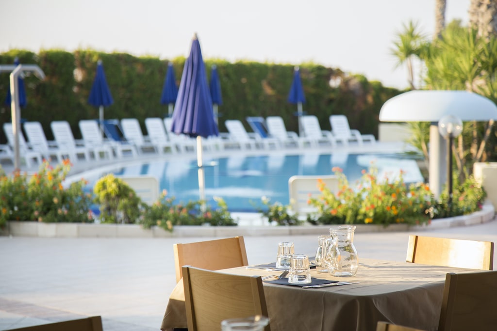 Blu Hotels, Hotel Village Paradise in Calabria, ristorante a bordo piscina
