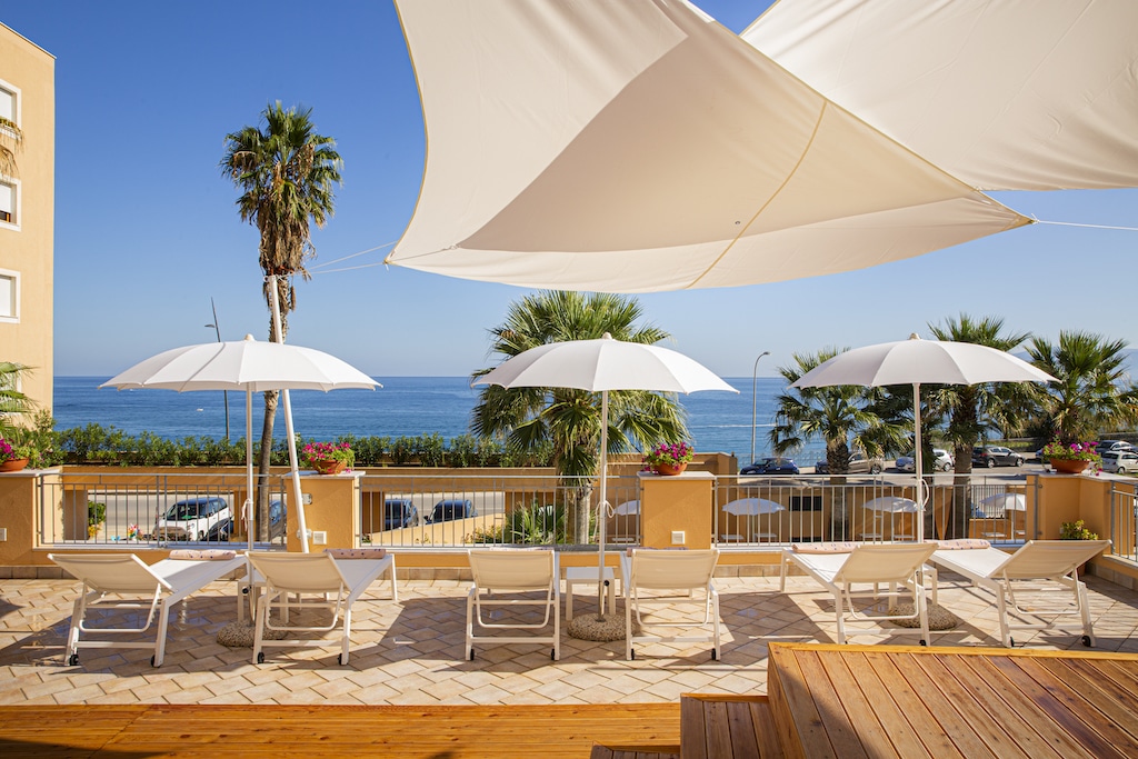 Hotel Punta Nord-Est a Castellammare del Golfo, solarium vista mare