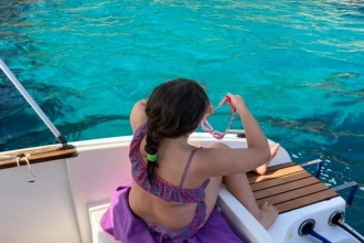 In barca isola del Giglio con bambini