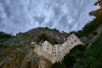 Castello di Predjama - crediti - Iztok Media
