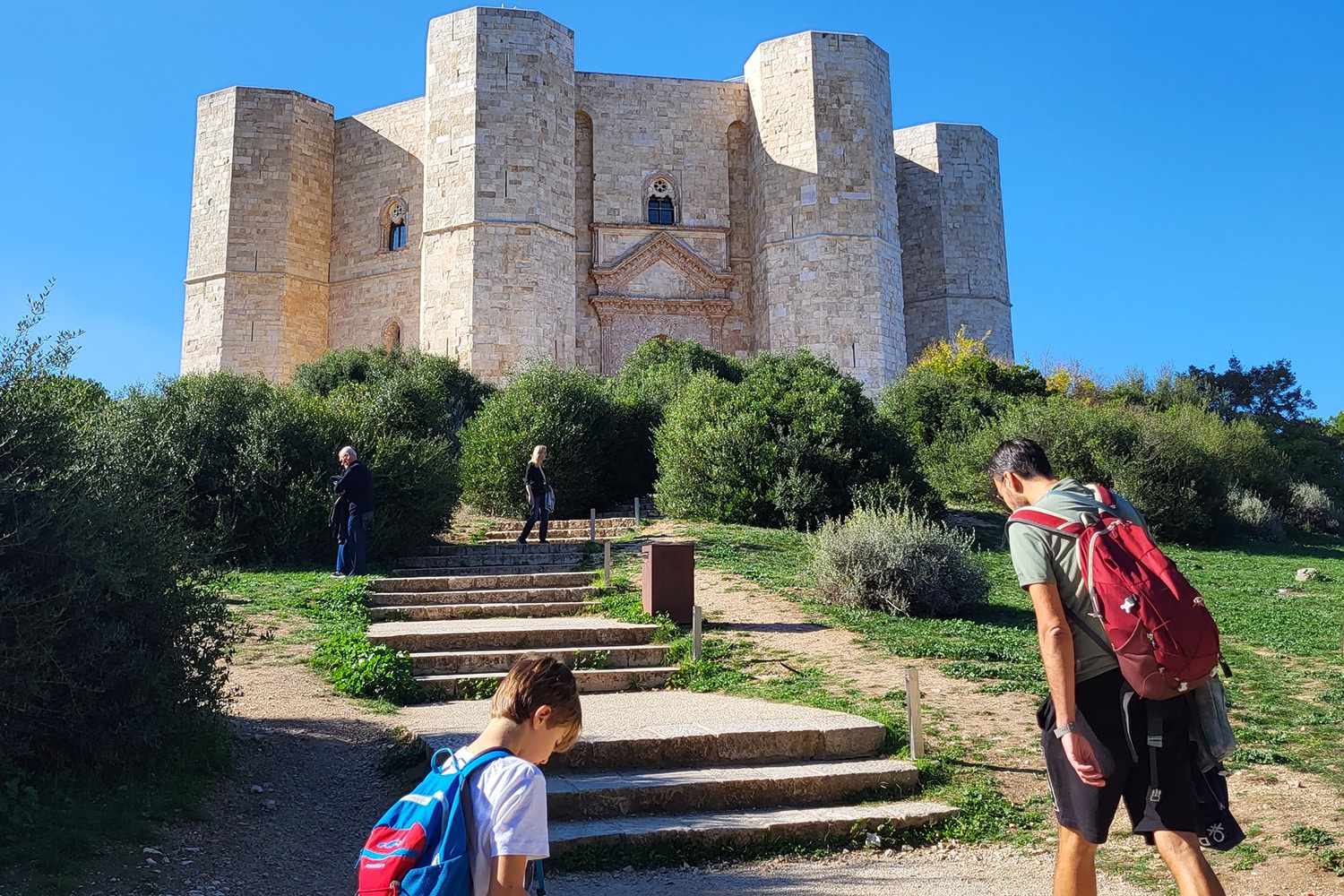 L'arrivo a Castel del Monte in Puglia con i bambini
