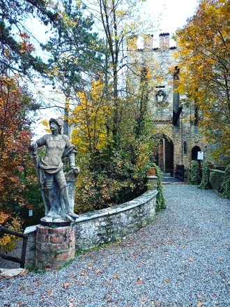 Castello di Gropparello in autunno