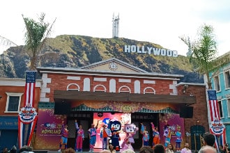 Spettacoli sul palco di Movieland, all'interno del "set di Hollywood", sul lago di garda