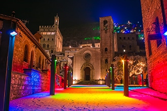 Piazza San Giovanni a Gubbio illuminata a Natale