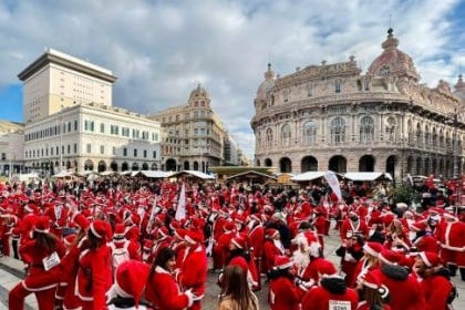 La camminata dei Babbi Natale a Genova