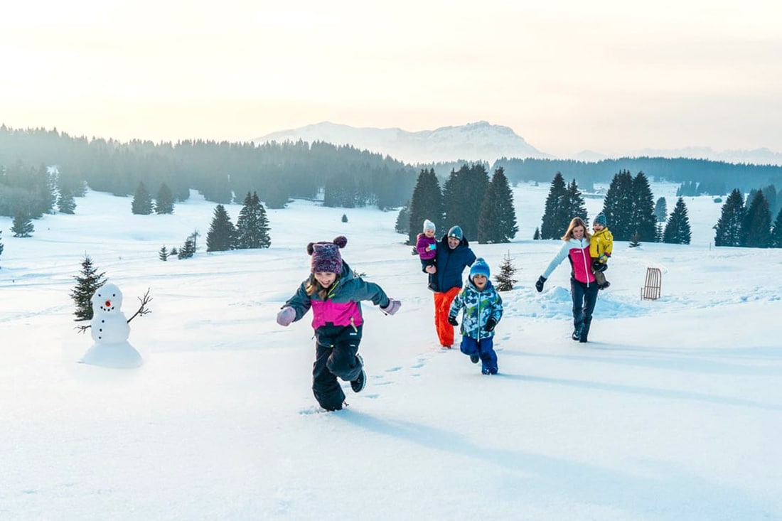 Familgia in Alpe Cimbra d'inverno, passeggiate a Millegrobbe