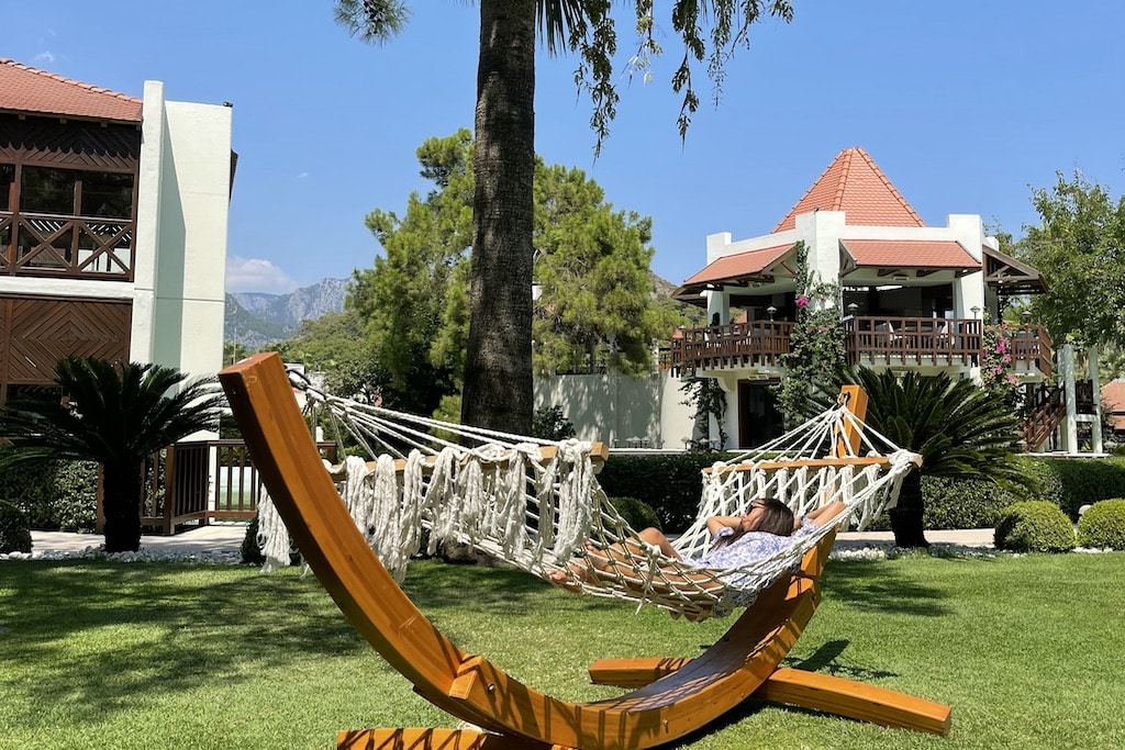 Club Med Palmiye resort per bambini in Turchia, giardino esterno con amaca