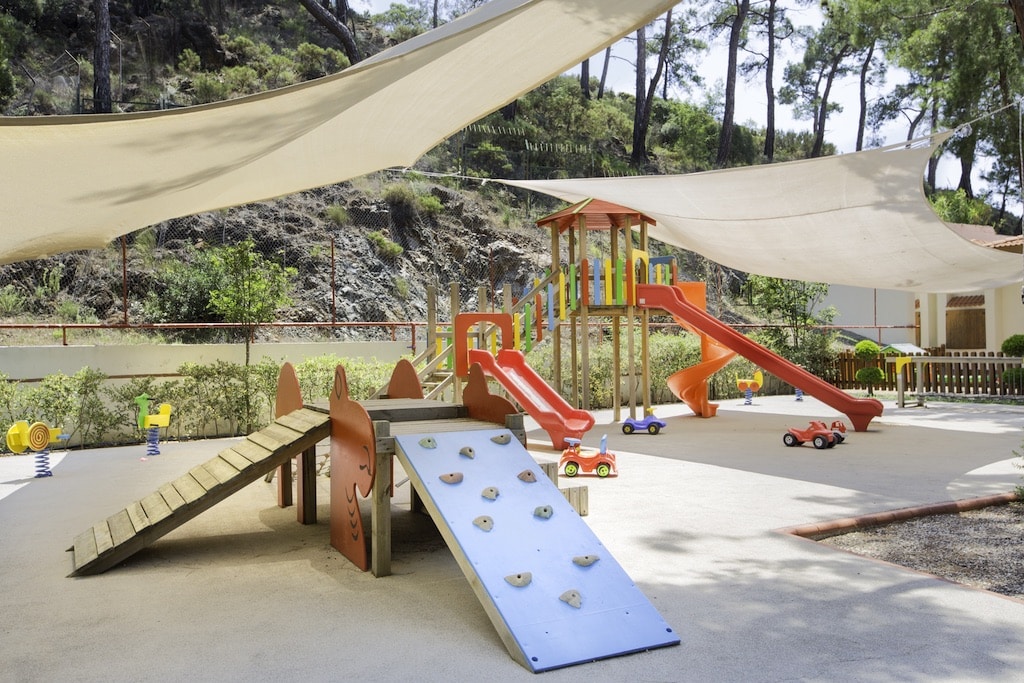 Club Med Palmiye resort per bambini in Turchia, giardino esterno con giochi