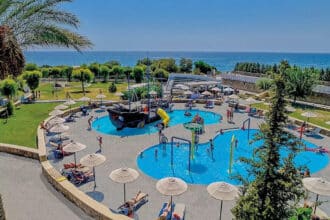 Veraclub Kiotari Resort a Rodi, panoramica piscine esterne con giochi d'acqua