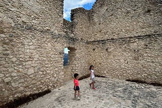 Rocca Calascio, l'interno del castello con i bambini