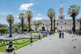 Perù_Arequipa Cathedral, Plaza de Armas_Depositphotos_insideout_free