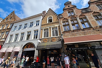 Bruges, Wollestraat con House of Waffles