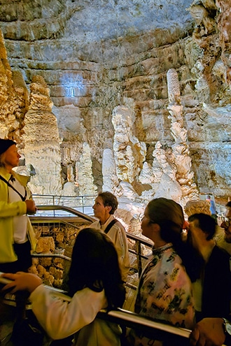 Grotte di Frasassi, Abisso Ancona e giganti