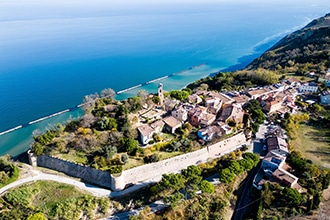 Spiaggia e borgo di Fiorenzuola di Focara