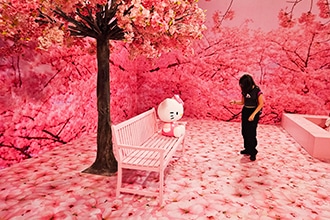 Mostra Art of Play a Roma, giardino di Hello Kitty