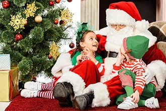 Babbo Natale con gli elfi bimbi