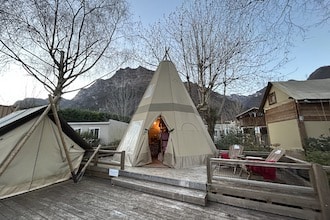 Anfo_lagoIdro_glampingbpoutique_tipi_casaBabboNatale2_phGrottoM