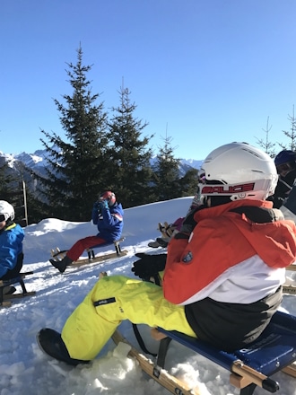 Pista da slittino con bambini