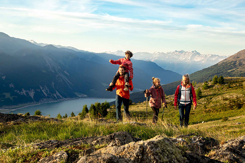Passeggiate in estate con i bambini con vista sul Lago di Resia