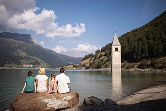 Il Lago di Resia con il campanile in estate