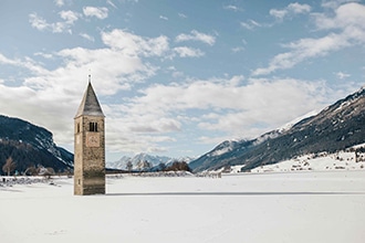 Il Lago di Resia con il campanile in inverno