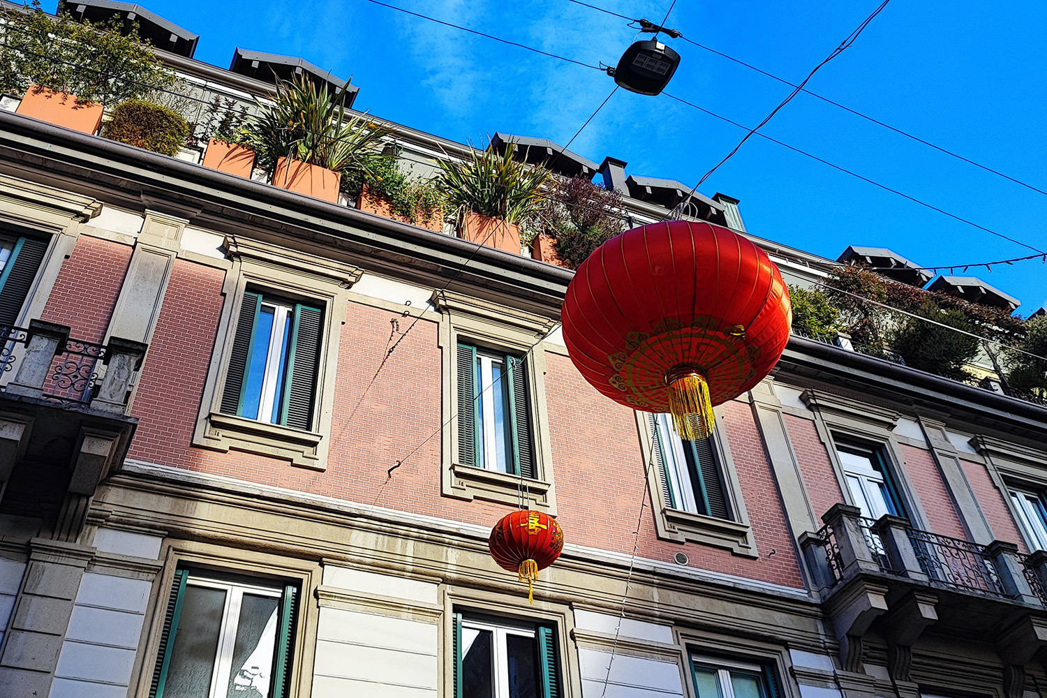 Lanterne rosse e palazzo storico, Chinatown Milano