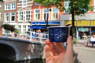 Coppetta gelato di Chocolaterie de Lelie e vista sui canali di Delft