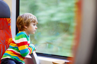 Bambino in treno