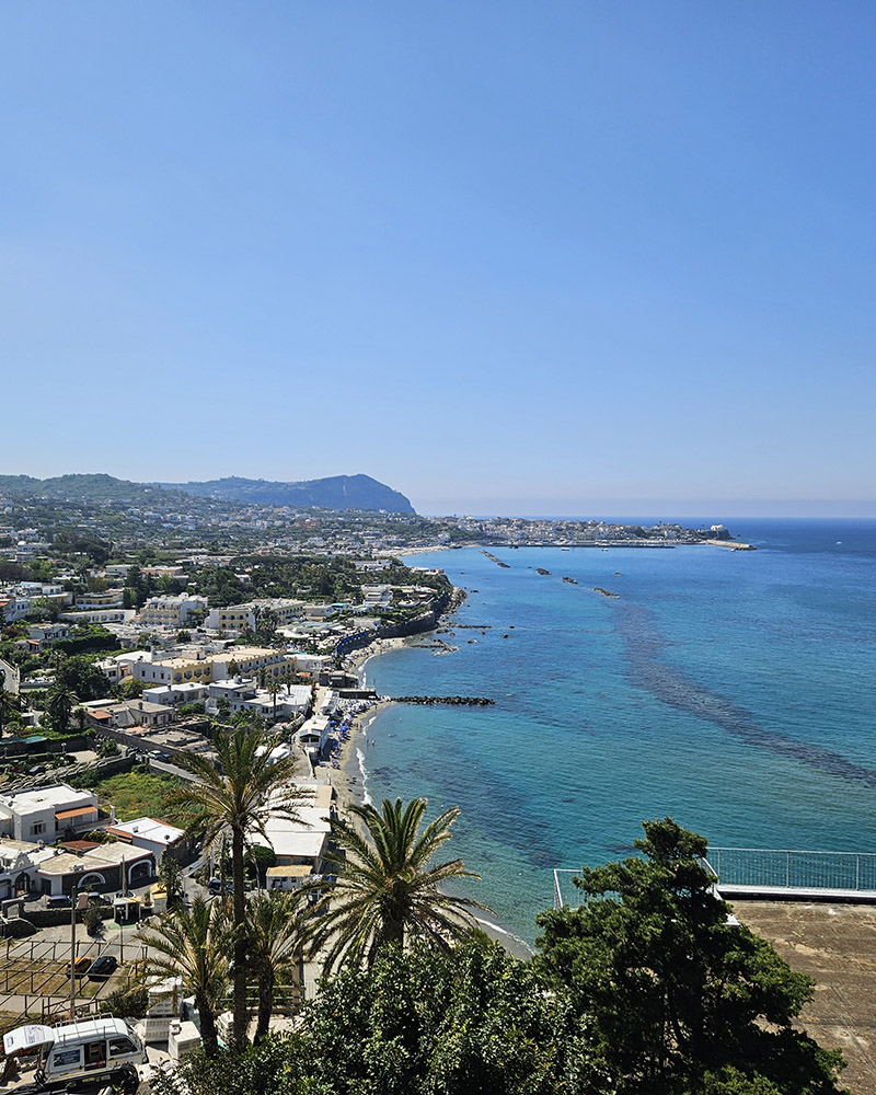 Panoramica della spiaggia di Chiaia a Forio di Ischia, ideale per famiglie con bambini