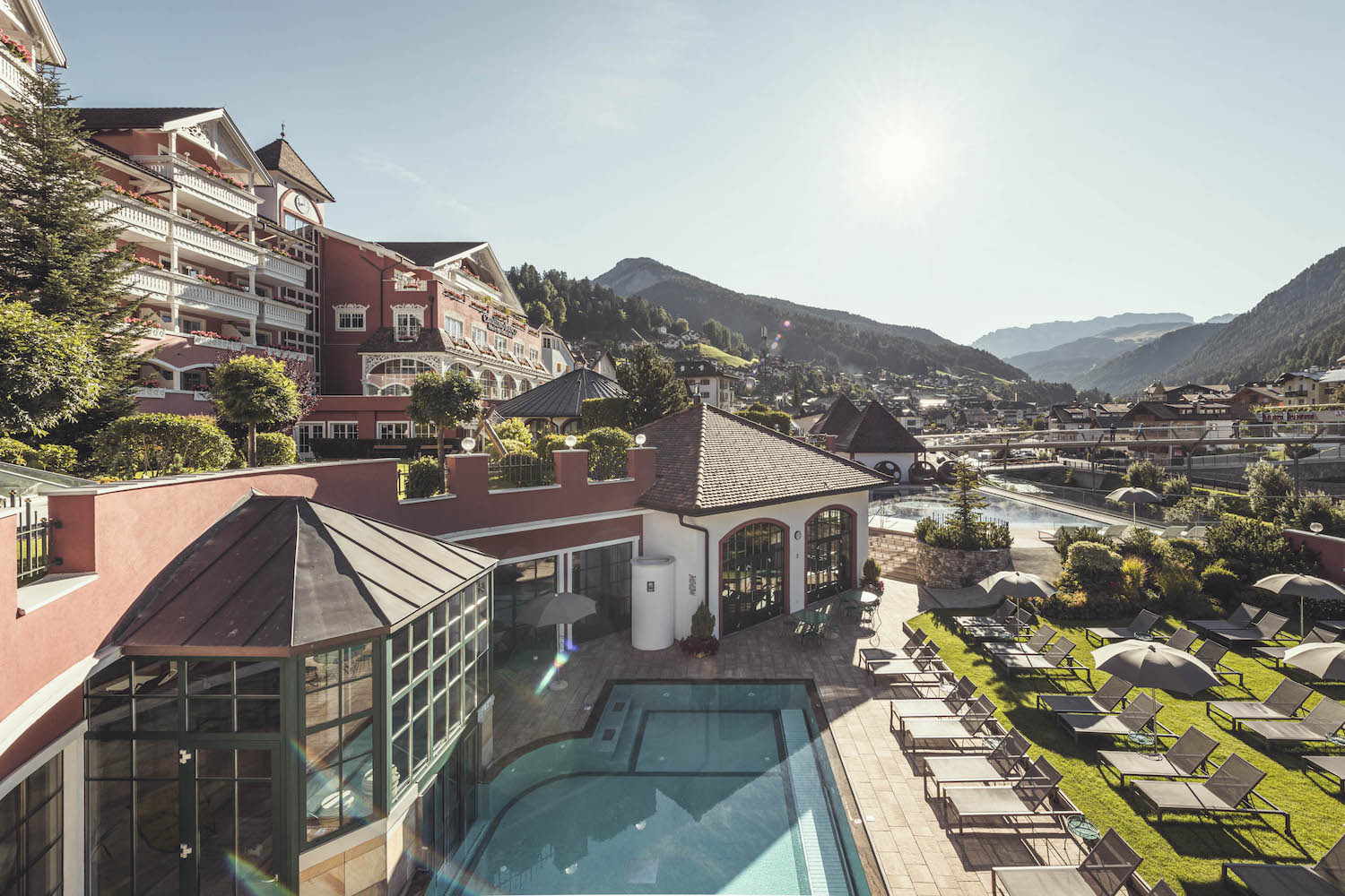 Cavallino Bianco Ortisei panoramica estiva del Family Hotel in Val Gardena