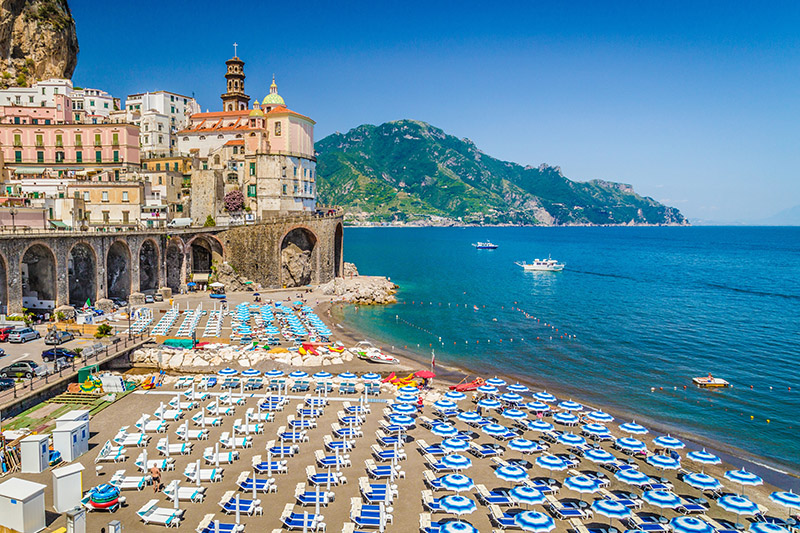 Spiagge per famiglie in Campania, spiaggia di Atrani in Costiera Amalfitana