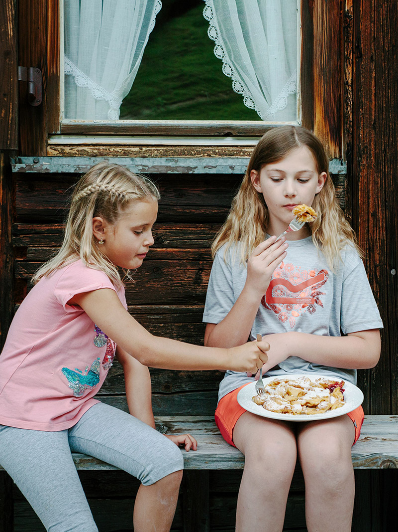 Sosta in malga con i bambini dopo il sentiero in Tirolo
