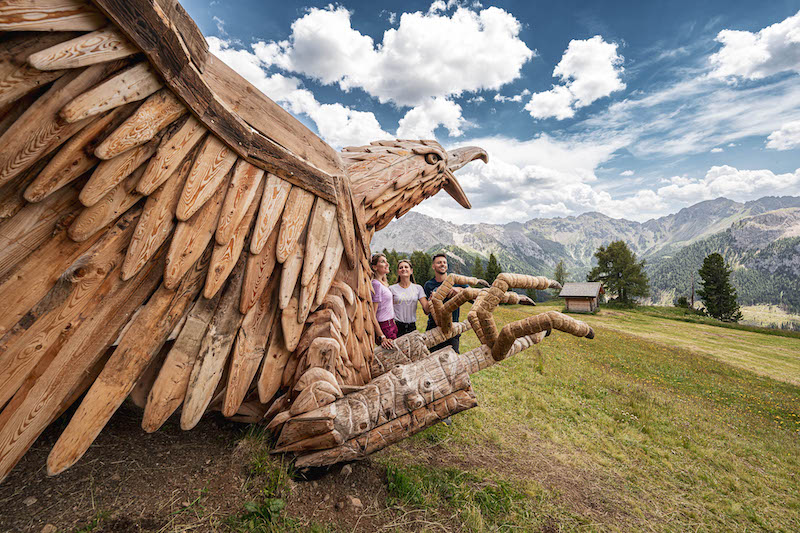 val di fassa buffaure aquila gigante in legno land art