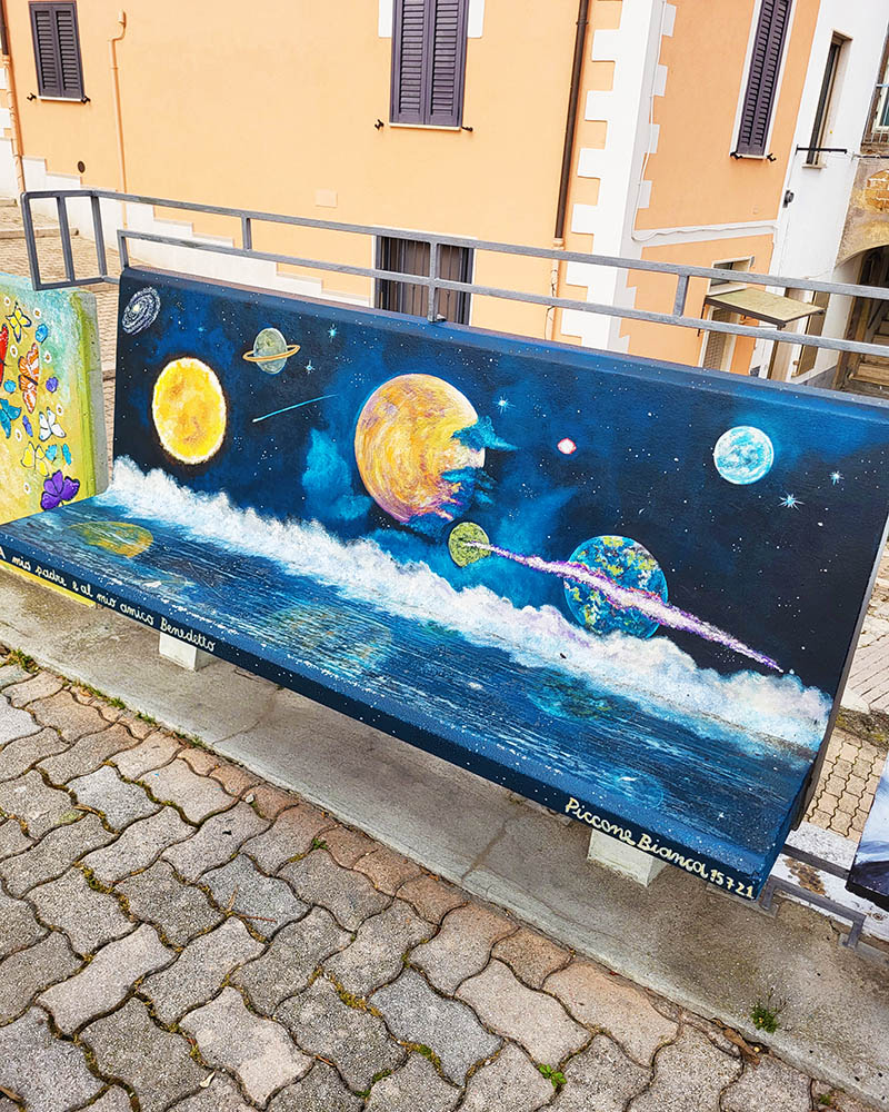 Street Art su panchina ad Aielli